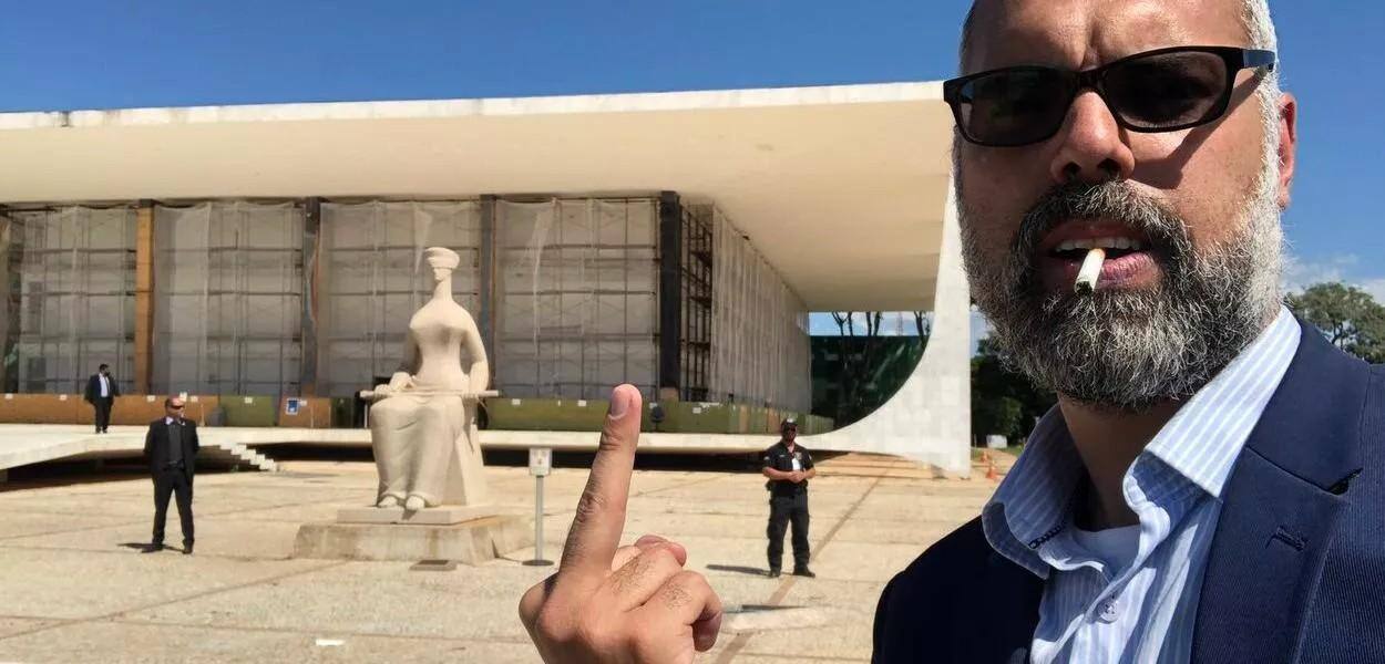 Allan dos Santos em frente ao STF: blogueiro bolsonarista estaria dos Estados Unidos