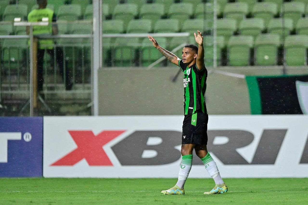 Renato Marques comemora seu gol diante do Uberlândia