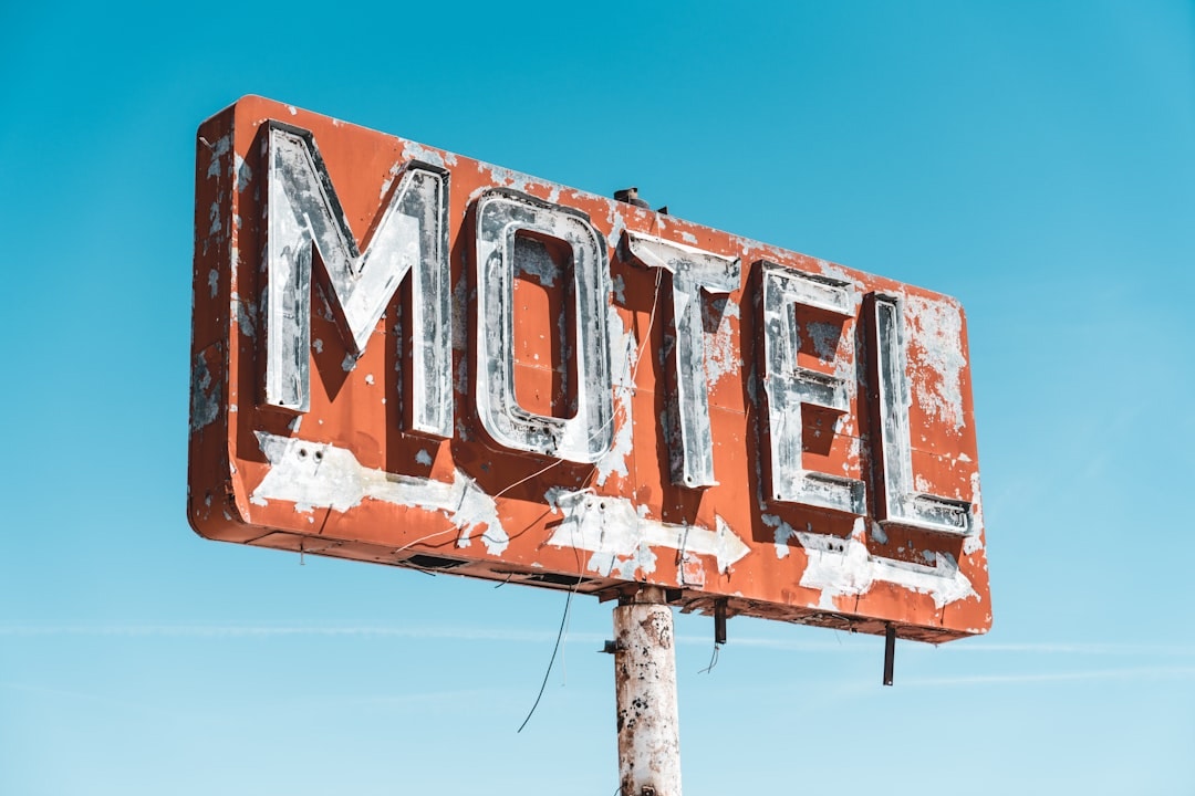 Imagem ilustrativa de placa de motel