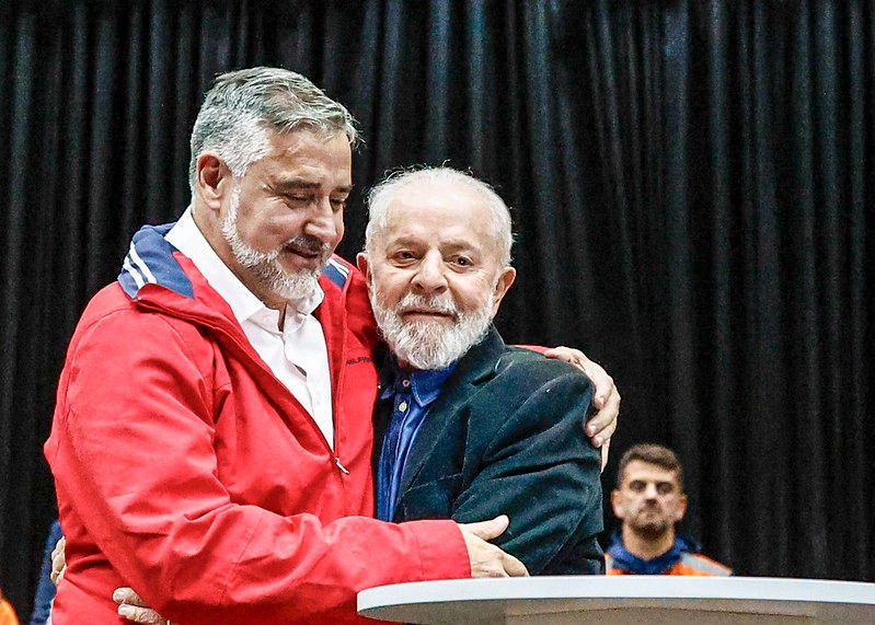 O presidente Lula abraçado com o ministro Paulo Pimenta, durante anúncio de medidas para o RS