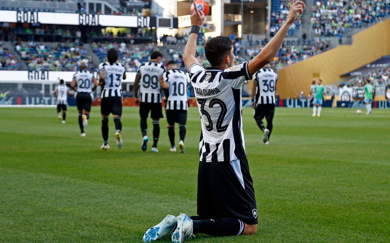 Jair Cunha agradece aos céus; Botafogo vence na estreia do Mundial (Foto: Vitor Silva/Botafogo)
