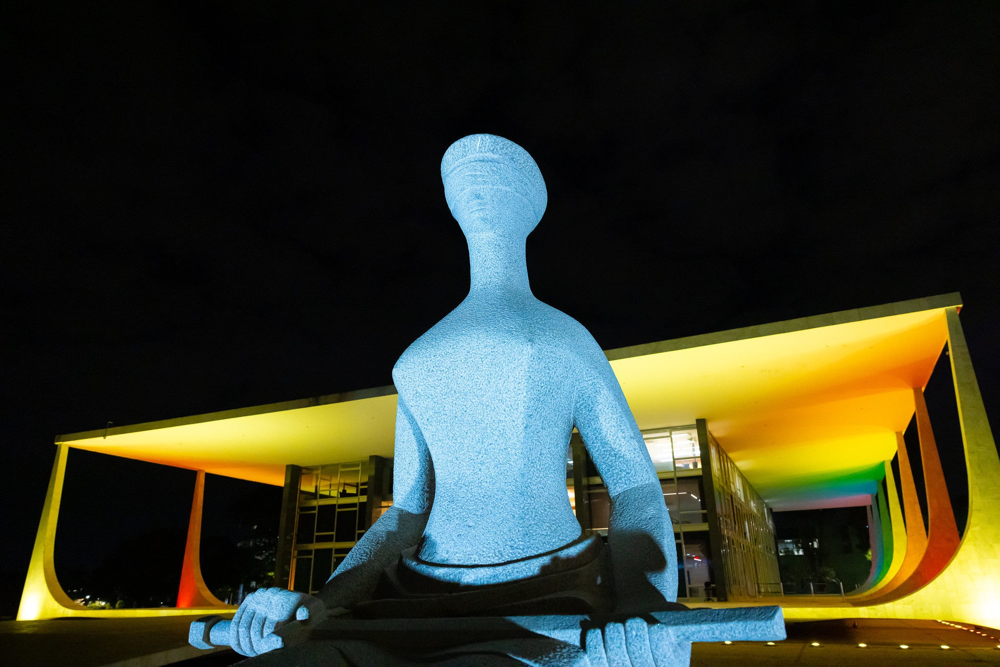 O prédio do STF, em Brasília, STF, iluminado em homenagem à semana do orgulho LGBTQIAPN+ em junho de 2024