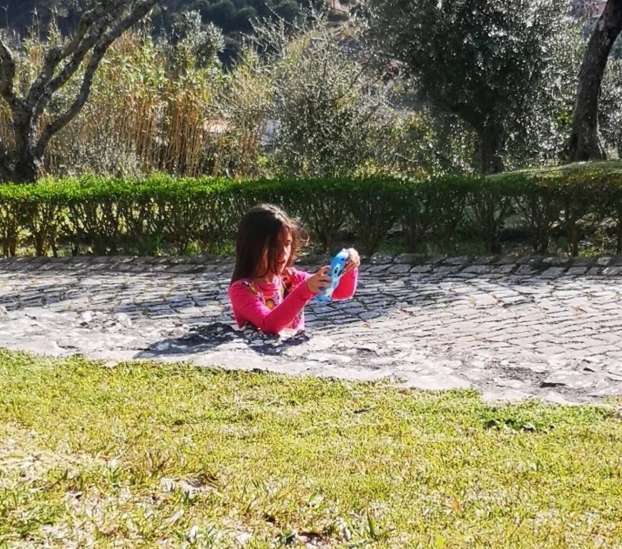 Mãe publica foto em que filha para estar 'enterra em concreto' e internet reage