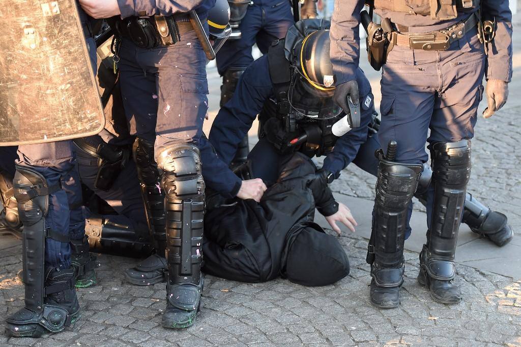 Manifestante é preso em Nantes, na França, em protesto contra a reforma da Previdência; sindicatos ameaçam parar o país em março