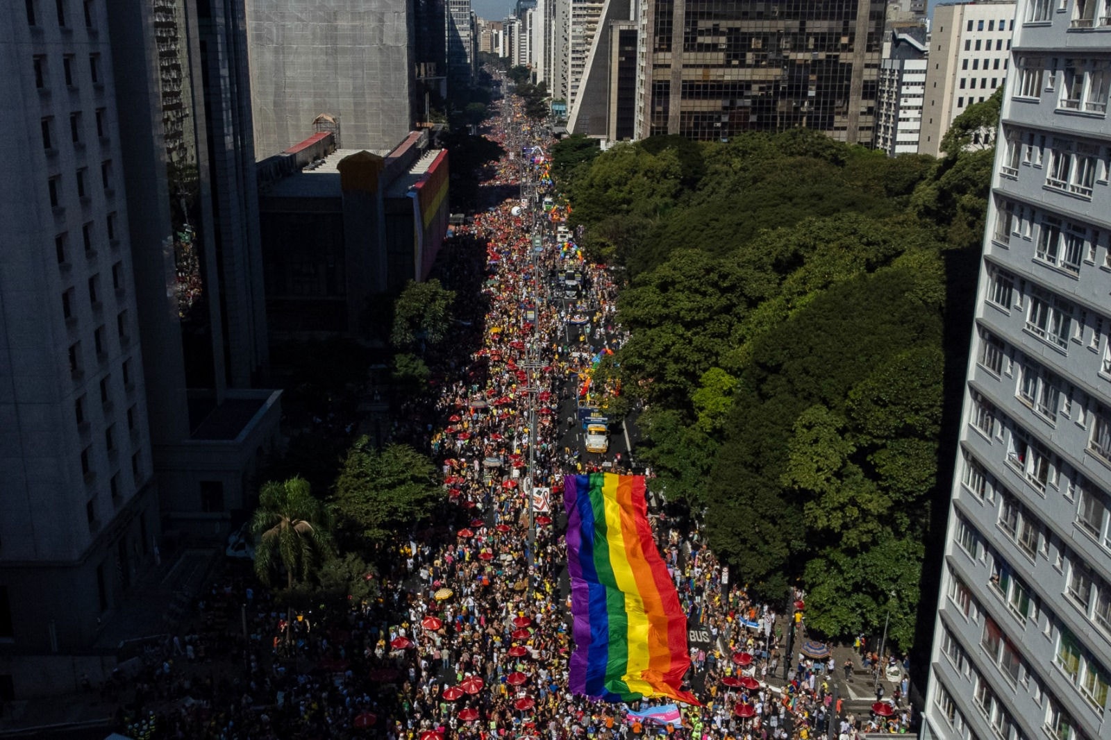 Vista aérea da 28ª Parada do Orgulho LGBTQIAPN+ de São Paulo, Brasil, tirada em 2 de junho de 2024