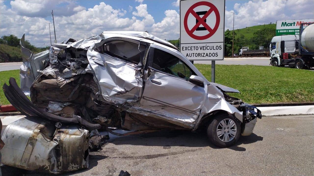 Carro ficou parcialmente destruído