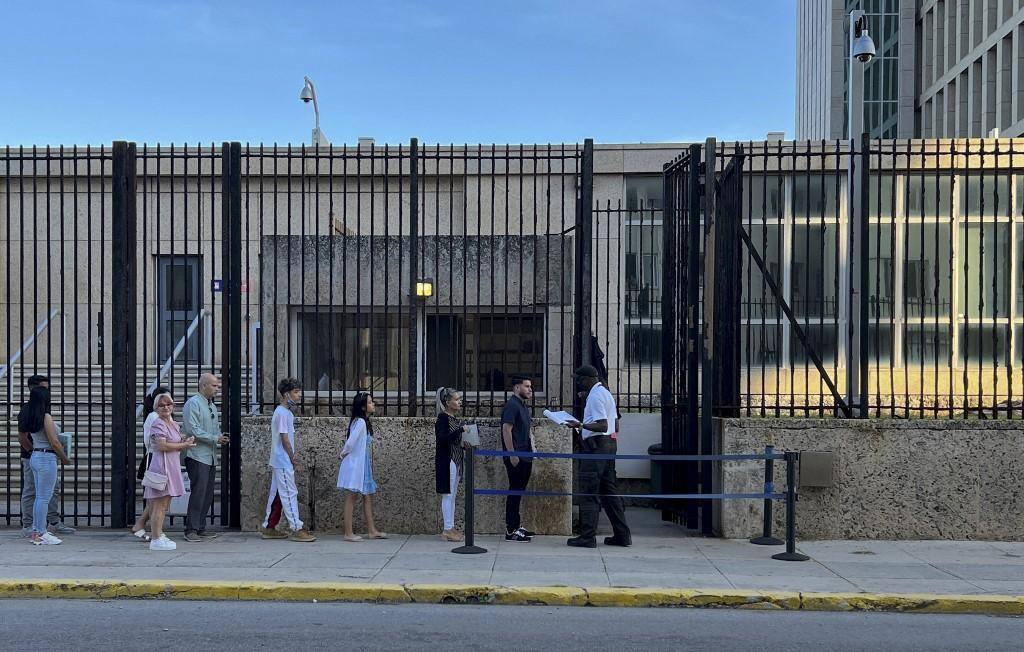 Cubanos fazem fila na porta da embaixada dos EUA em Havana 412023
