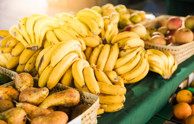 A banana caturra foi um dos itens que puxou o custo da cesta para baixo
