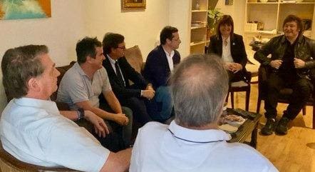 O presidente eleito da Argentina Javier Milei recebeu o ex-presidente Jair Bolsonaro no Hotel Libertador, em Buenos Aires