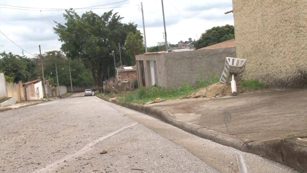 Homem furta carro, bate em lixeira e é preso ao dormir dentro do veículo em MG