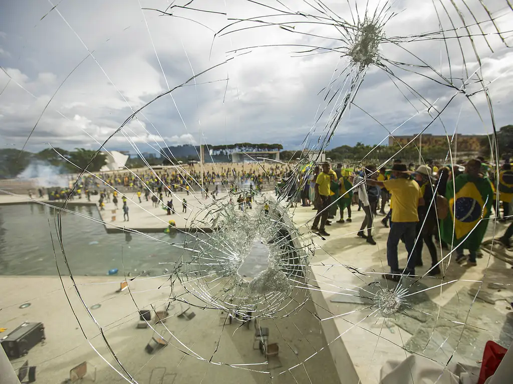 Apoiadores do ex-presidente Jair Bolsonaro (PL) invadiram e depredaram o Palácio do Planalto em 8 de janeiro de 2023, pedindo intervenção militar, prisão de Lula e de ministros do STF