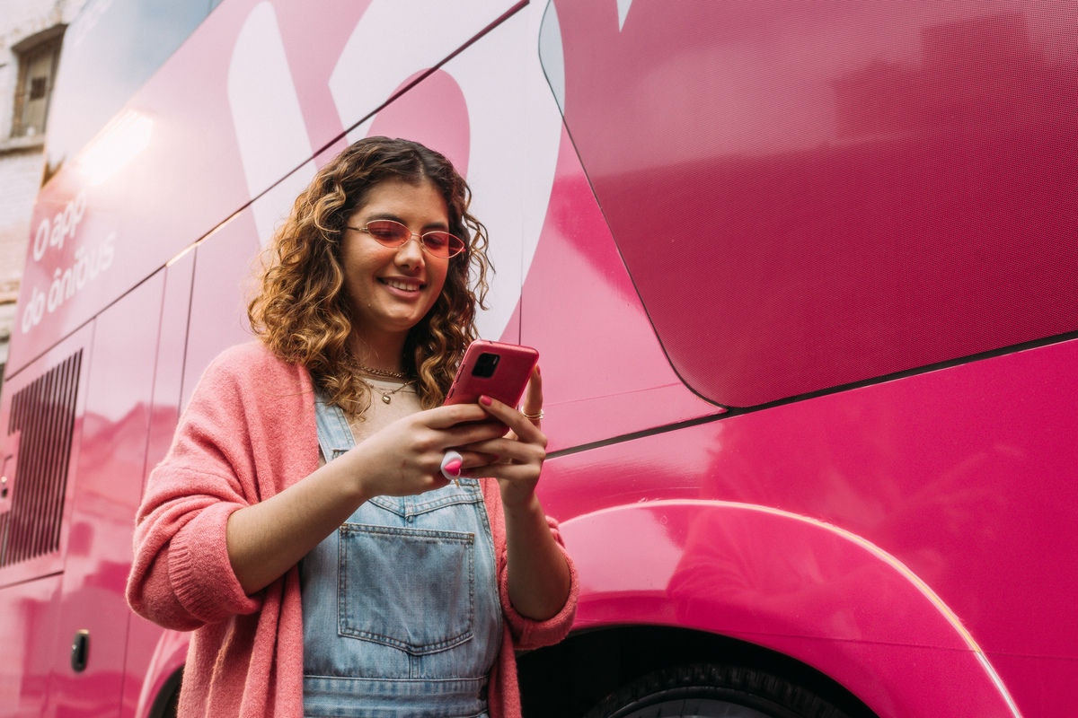 Com o slogan “Não viaja. Vai de Buser”, a campanha busca mostrar que por meio da plataforma é possível viajar mais e melhor