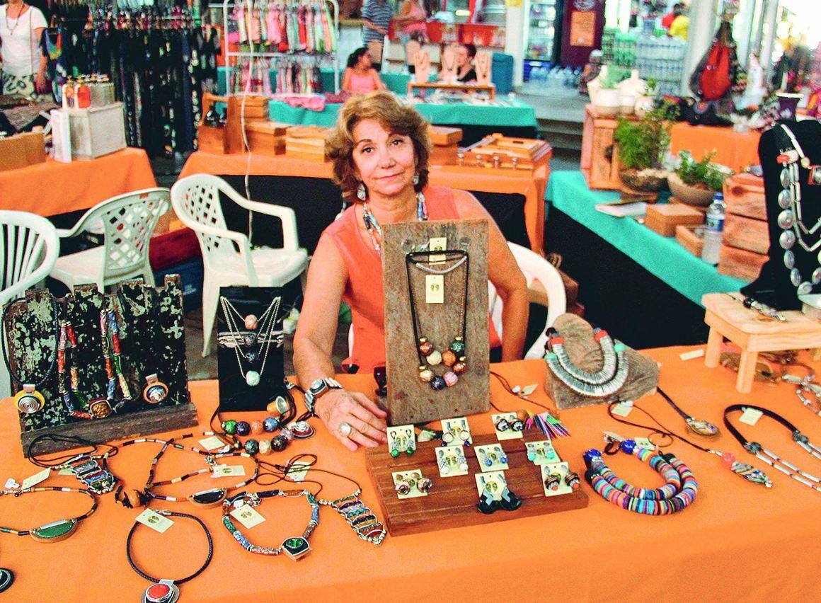 Reaproveitamento Microempreendedora Márcia Pinho reutiliza materiais descartados para produzir colares, brincos e pulseiras