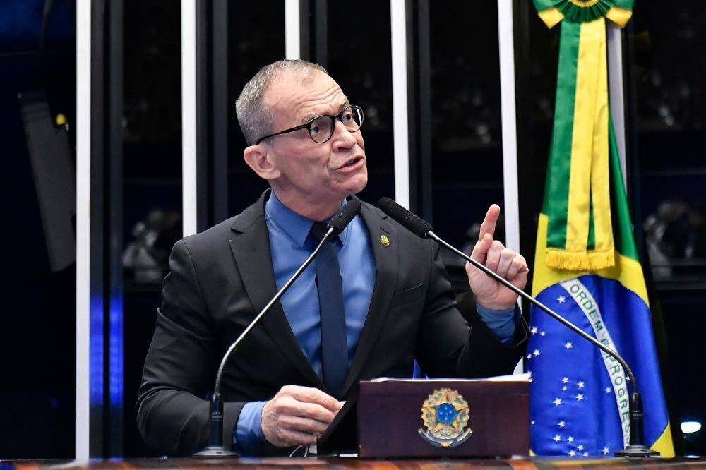 Senador Fabiano Contarato chamou de "golpista" reunião do presidente Jair Bolsonaro com embaixadores para atacar o sistema eleitoral