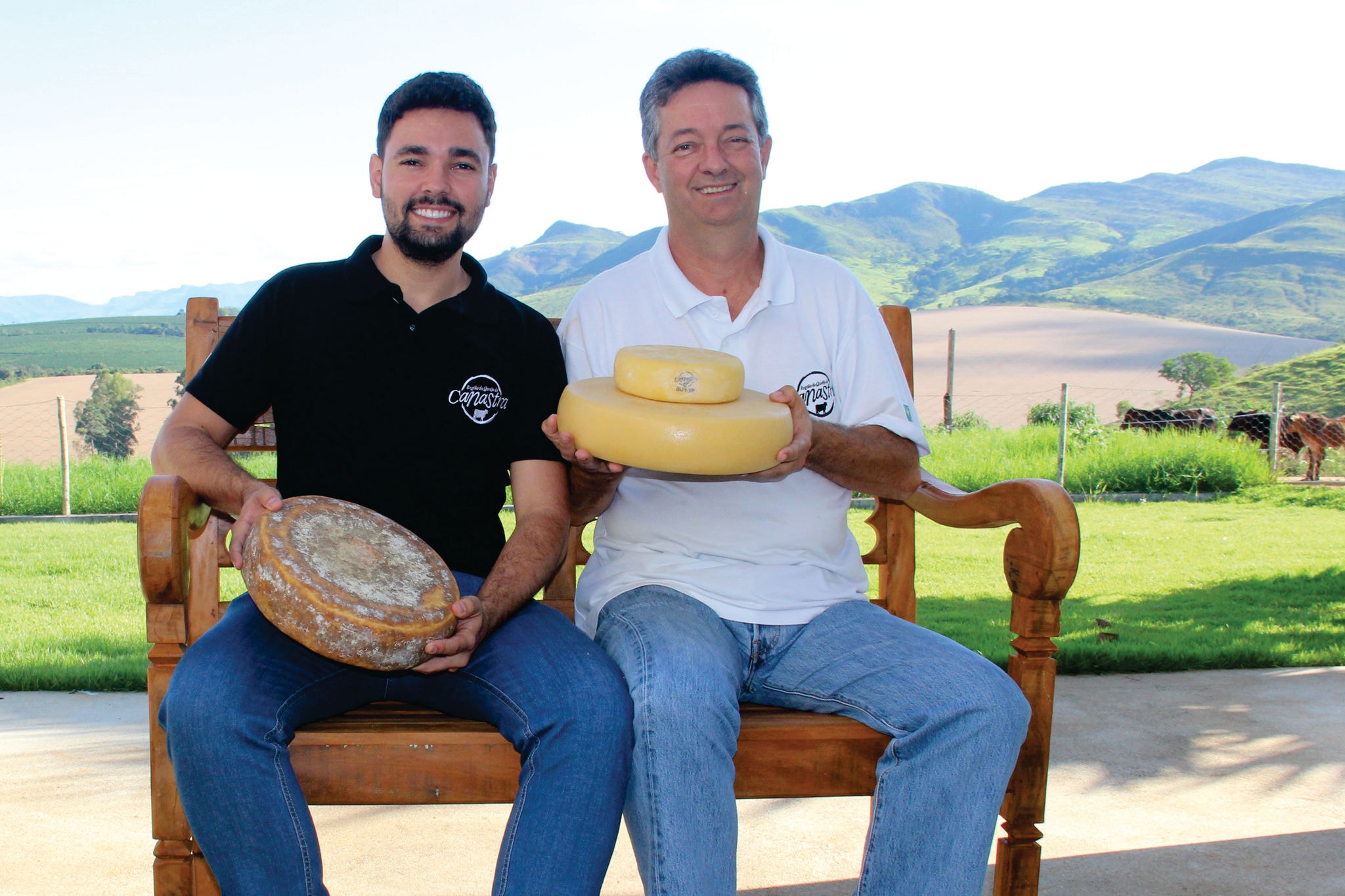 Hugo estudou na capital, mas não hesitou em ajudar o pai, João Carlos Leite, e está à frente dos negócios na produção de queijo Canastra