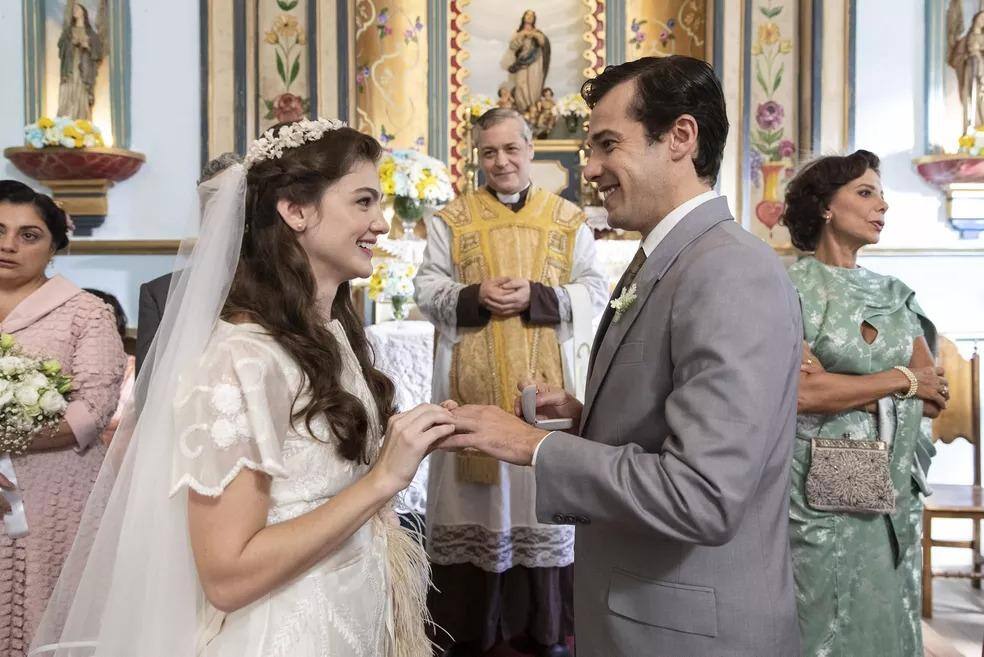 Olívia (Debora Ozório) e Tenório (Jayme Matarazzo) se casam em Além da Ilusão