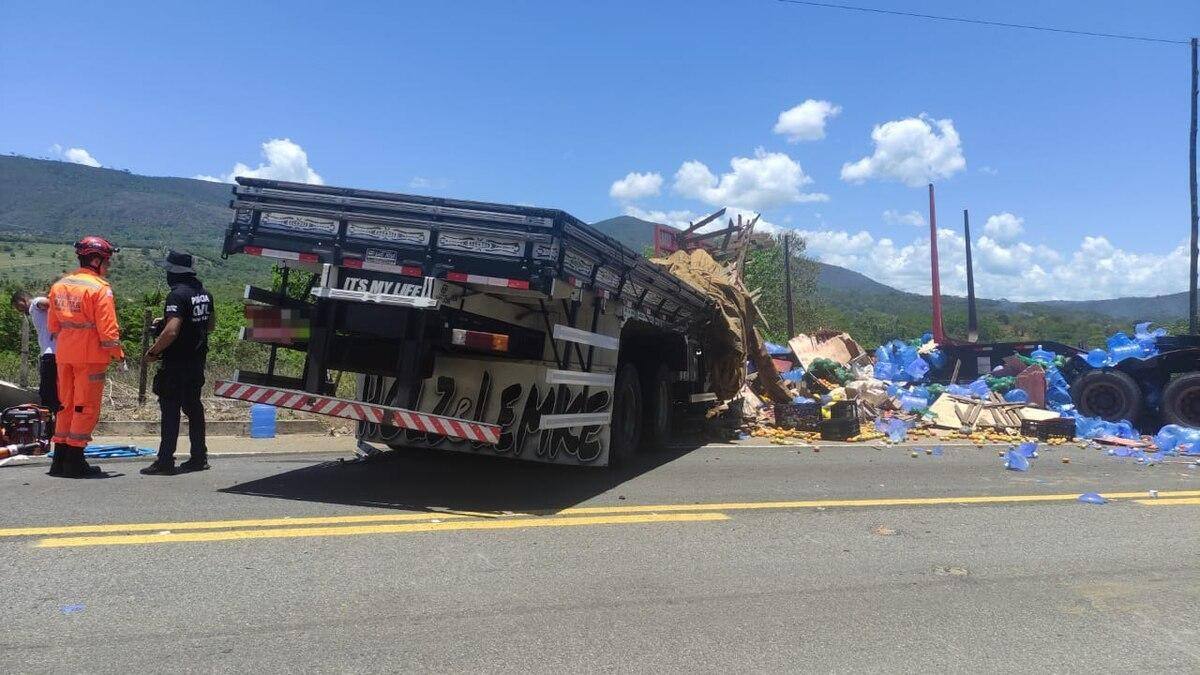Após atingir ônibus e carro, caminhão bateu de frente com carreta em Almenara