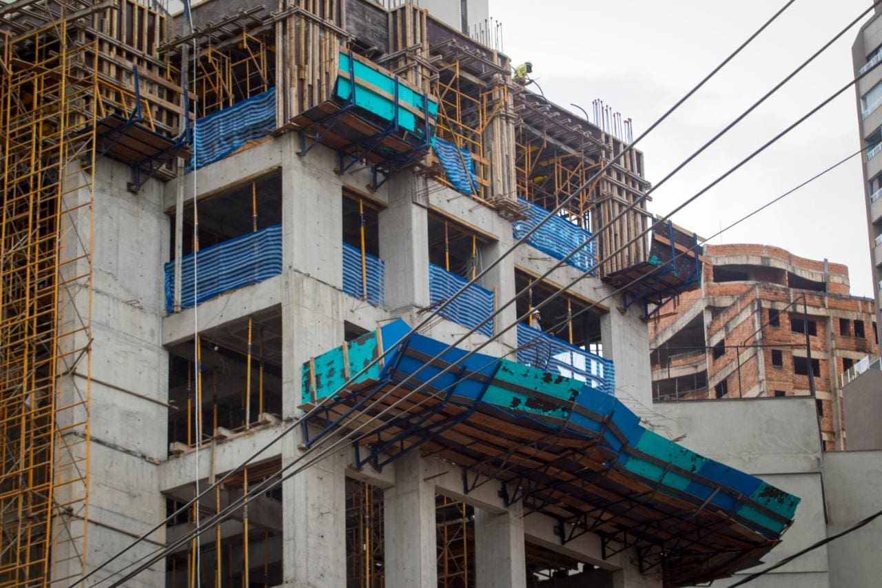 Custos da construção civil acima da inflação no país devem contribuir para os preços de imóveis no Brasil continuar em alta