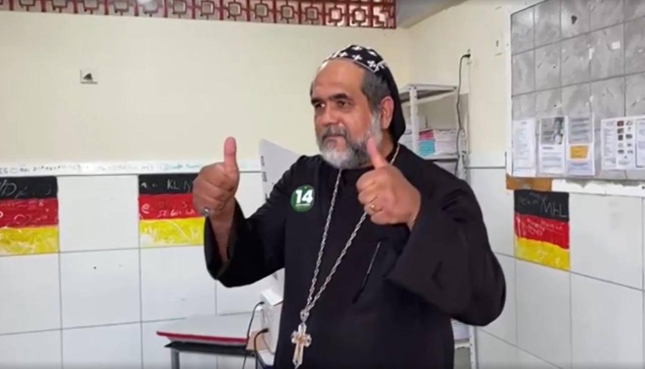 Padre Kelmon Votando
