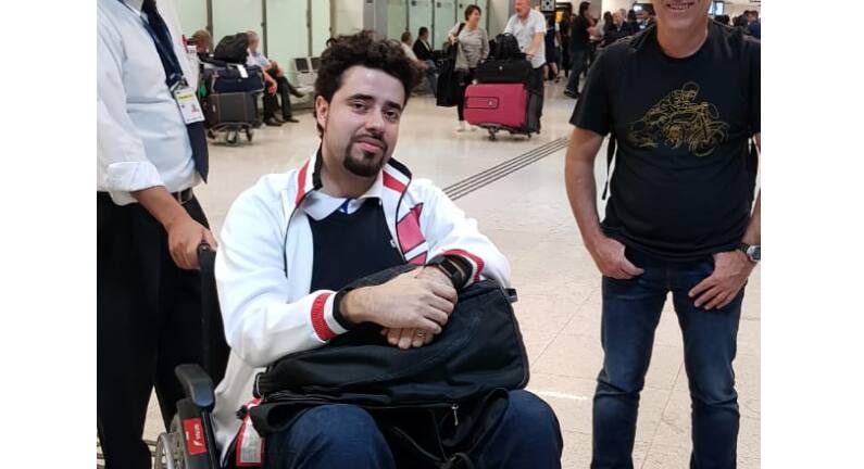 Jornalista não conseguia andar e saiu do avião de cadeira de rodas