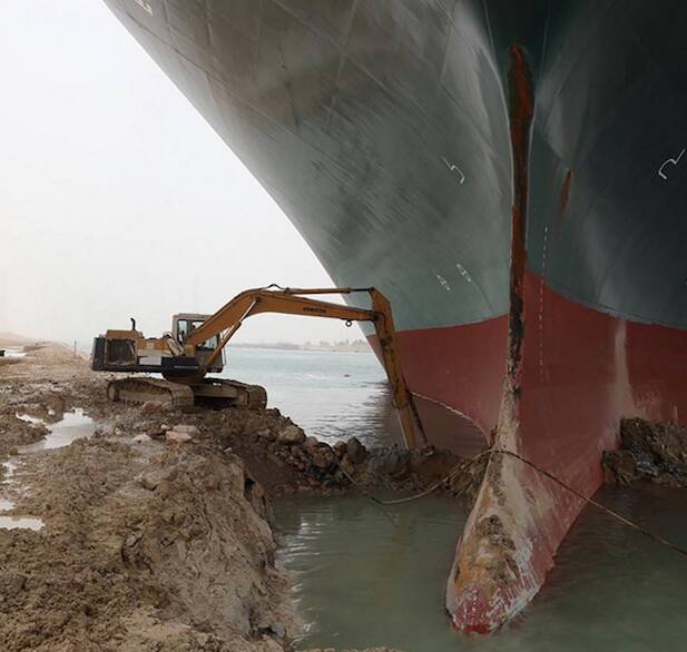 Navio encalhado em Suez: perfil explica o problema de maneira bem-humorada