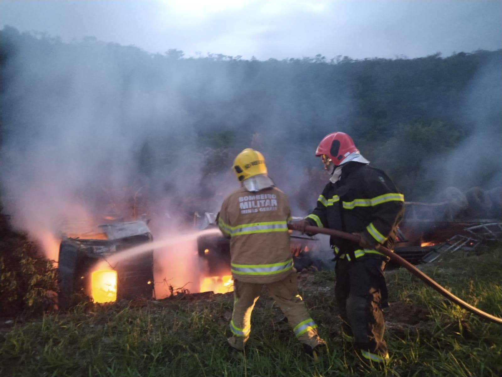 Carreta pegou fogo após capotar na BR-251, em Salinas