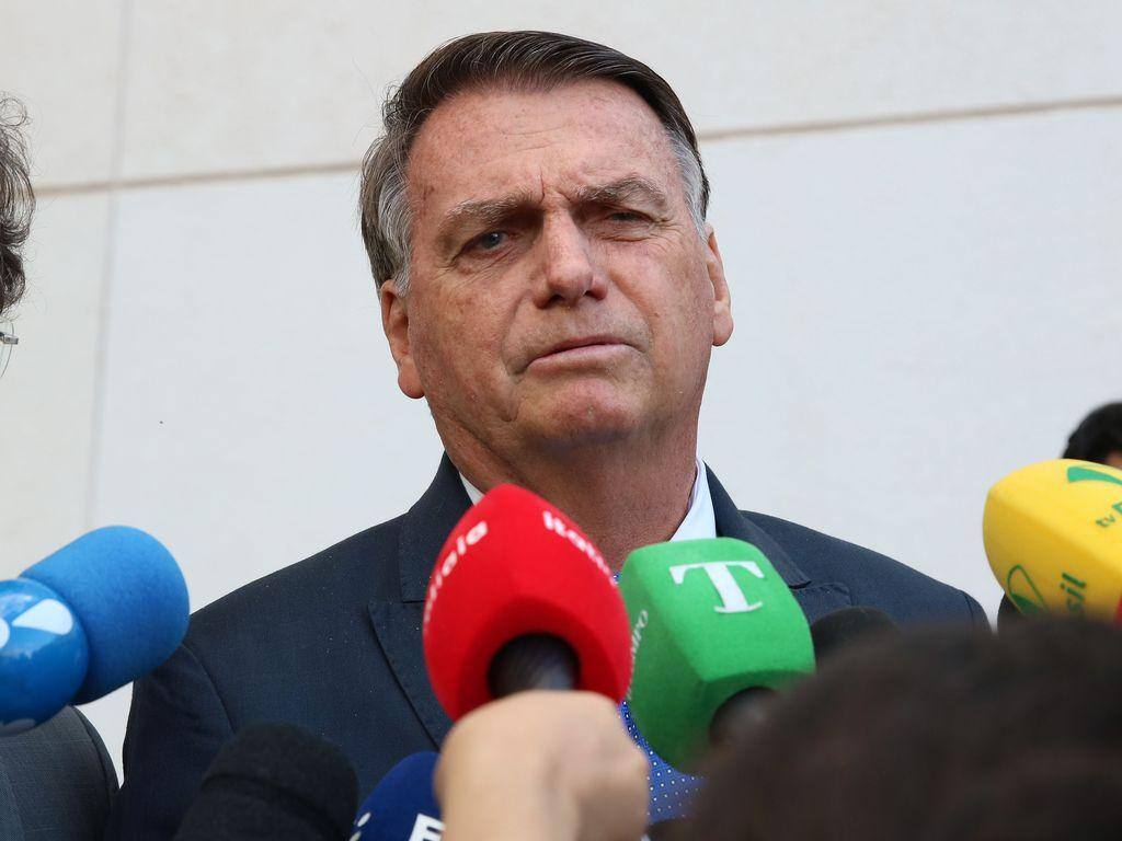 O ex-presidente Jair Bolsonaro fala com jornalista após depoimento no inquérito que investiga uma tentativa de golpe de Estado que teria sido articulada pelo senador Marcos do Val (Podemos-ES)