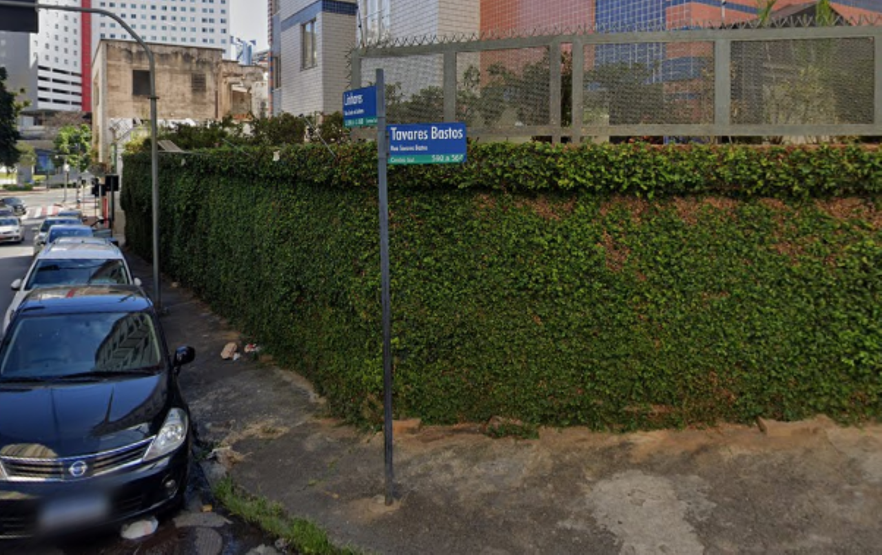 Mulher foi atropelada no cruzamento da rua Tavares Bastos com Conde de Linhares, no Coração de Jesus, em BH