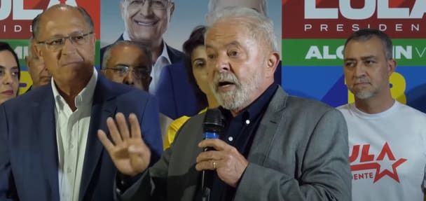 Na imagem, o candidato à Presidência pelo PT, Lula, e o seu vice na chapa ao Planalto, Geraldo Alckmin (PSB)