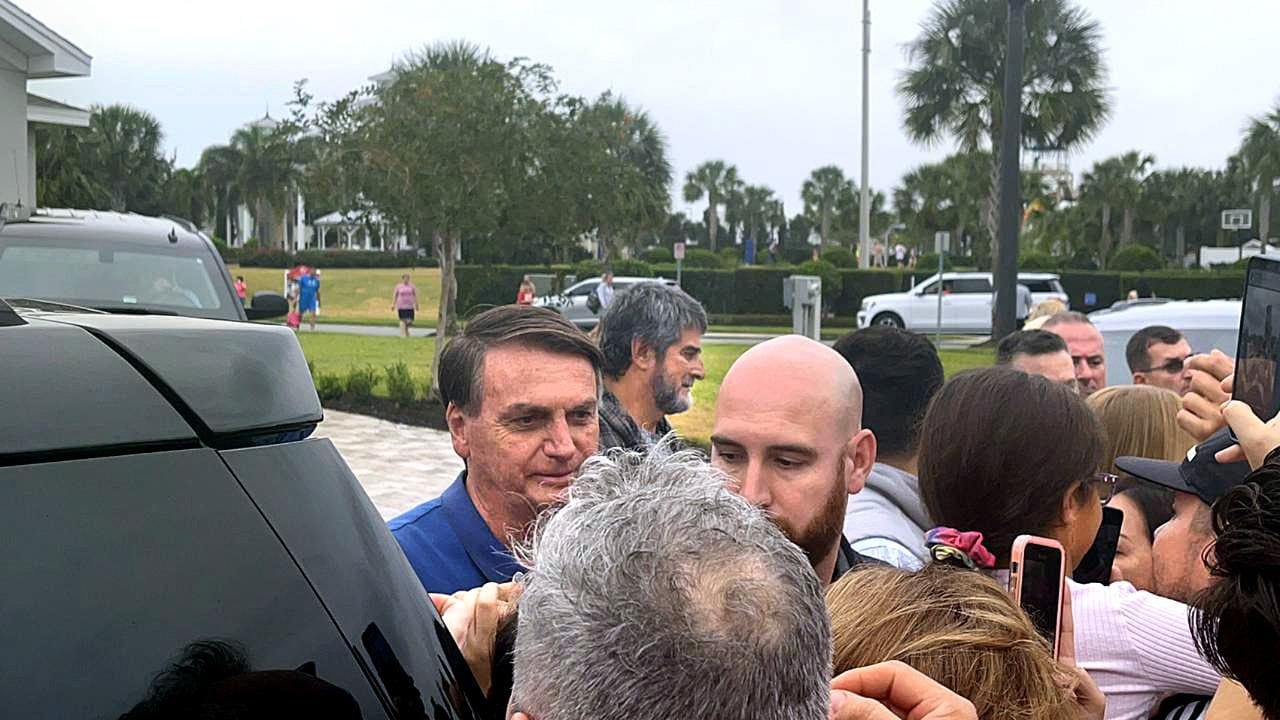 O ex-presidente Jair Bolsonaro, que viajou para Orlando, Flórida, recebe na manhã deste domingo (1º) a visita de seus seguidores no condomínio onde está hospedado