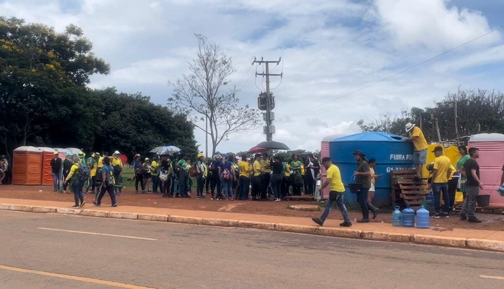 Banheiros químicos e caixas d'água montados no QG do Exército, em Brasília, serviam de apoio para bolsonaristas acampados