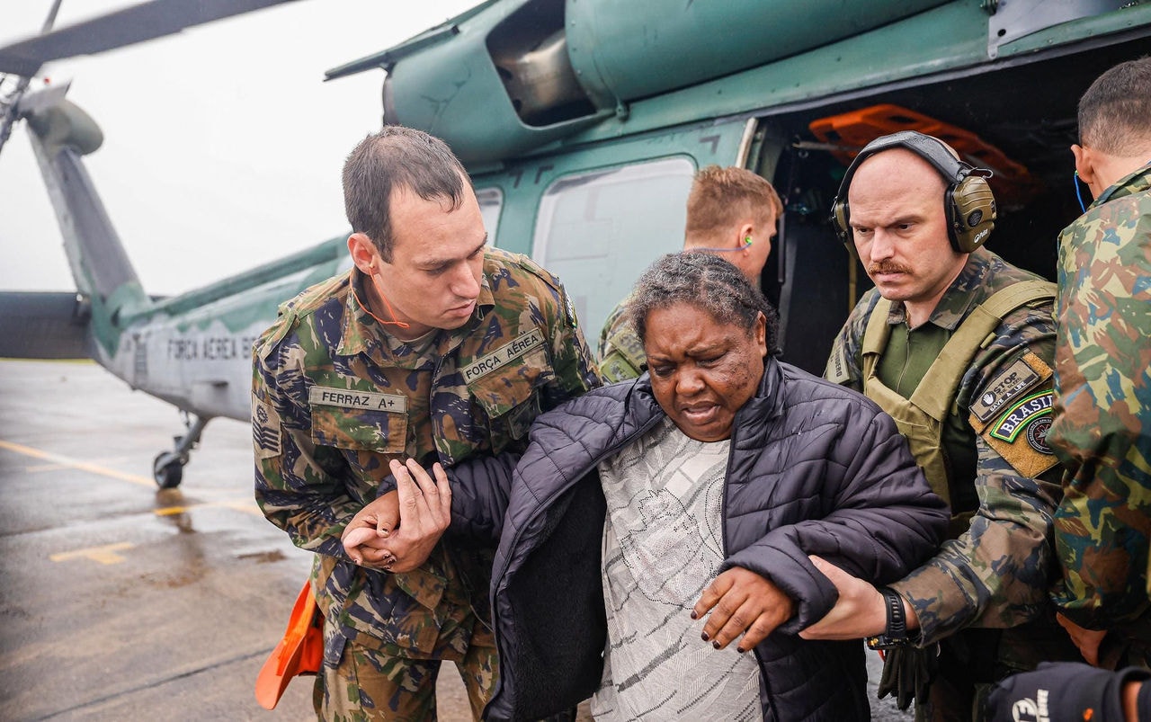 Resgate de pessoas afetadas pelas chuvas no Rio Grande do Sul, na Base Aérea de Santa Maria (RS)