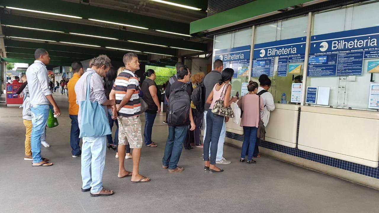 Usuários continuam pagando R$3,40 no metrô de BH, e se queixam