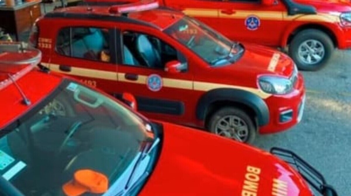 Duas equipes foram acionadas para os trabalhos de combate ao fogo