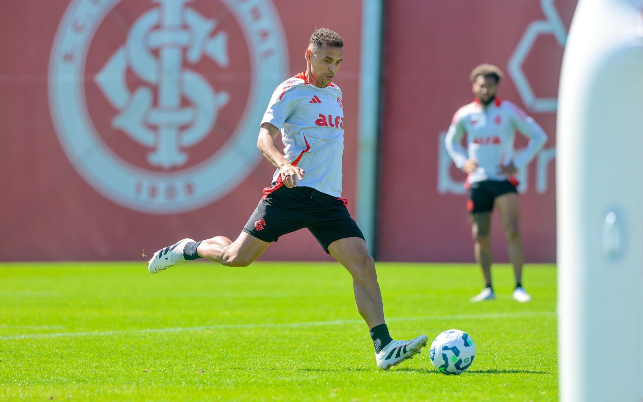 Alan Patrick, meia do Internacional em treino no CT Parque Gigante (Foto: Ricardo Duarte/SC Internacional)