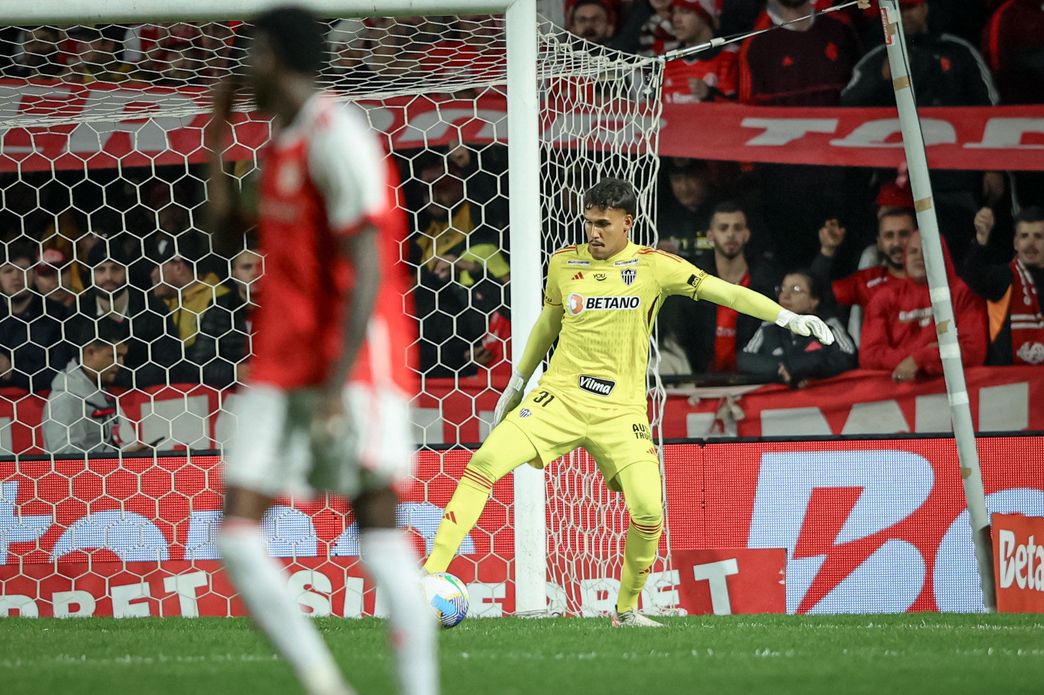 Goleiro Matheus Mendes teve atuação destacada diante do Inter, defendendo até cobrança de pênalti