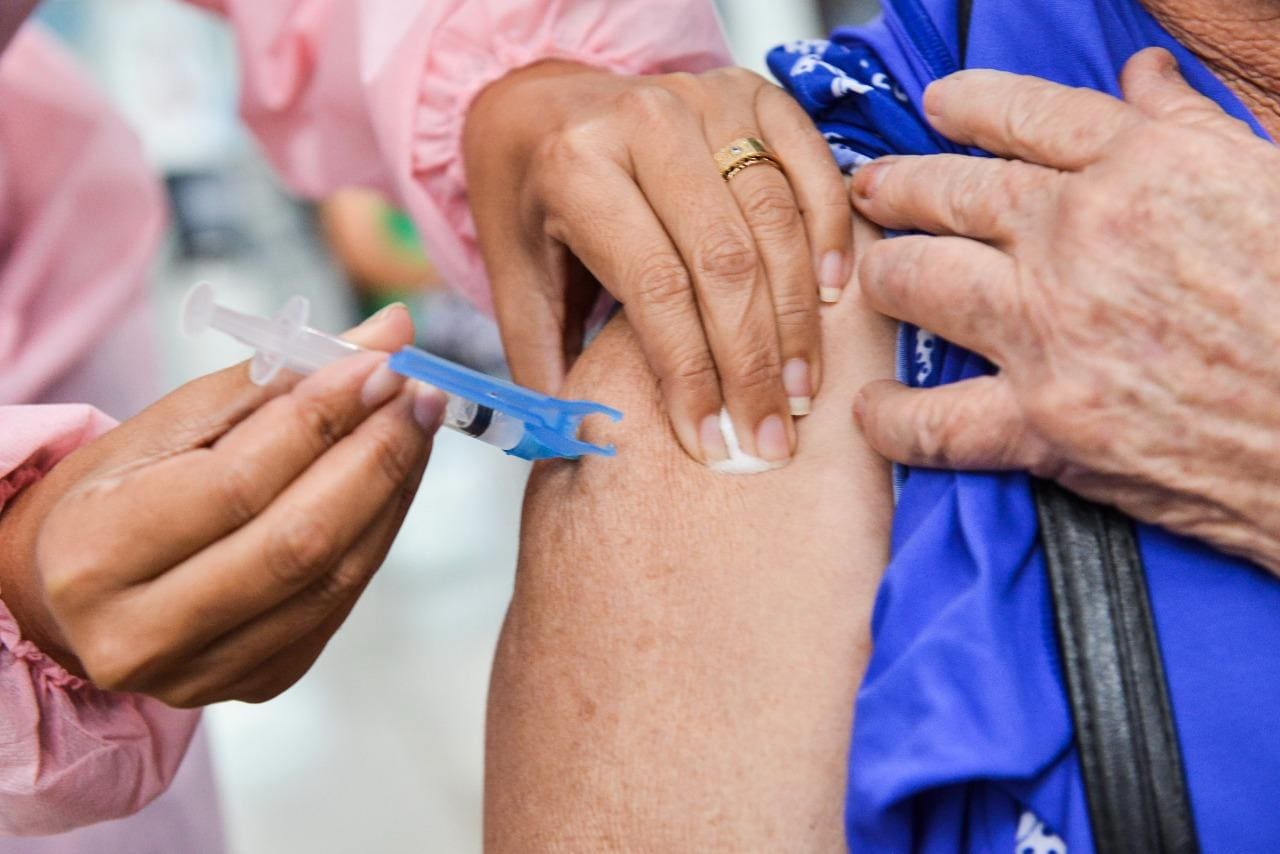 Redução no intervalo entre as doses da vacina da Pfizer em Minas busca evitar aumento de casos