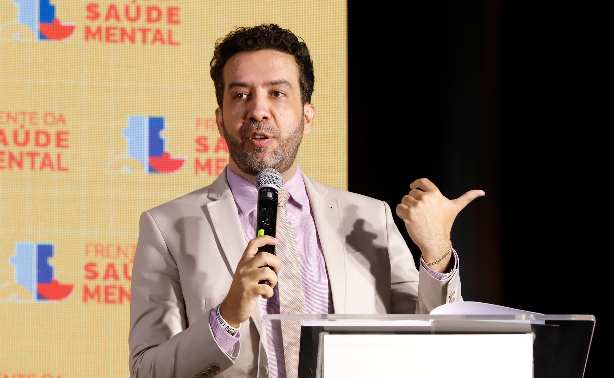 André Janones (foto) assume posição estratégica após decisão do Conselho de Ética; deputado já escapou de cassação em outro processo, mas agora optou por evitar desgaste maior no plenário