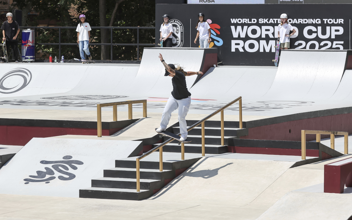 Atletas disputam manobra na etapa de Roma da Copa do Mundo de Skate Street 2025. (Foto: Julio Detefon / CBSk)