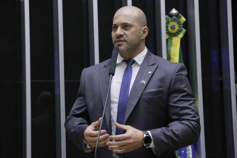 O deputado Daniel Silveira usou a tribuna da Câmara para atacar Alexandre de Moraes, a quem chamou de "sujeito medíocre"