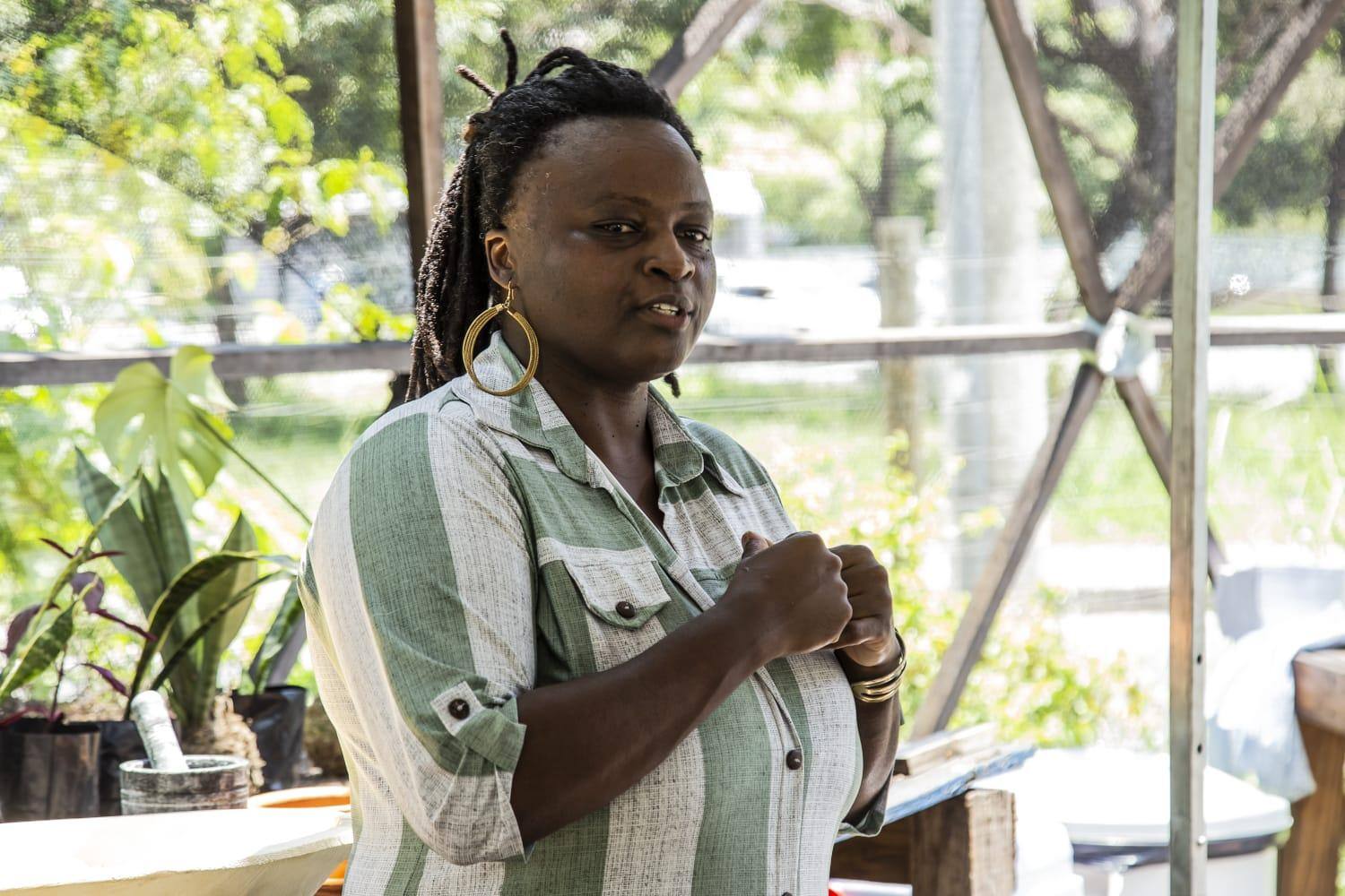 Kelma Zenaide, cozinheira na Kitutu, de comida afro-brasileira
