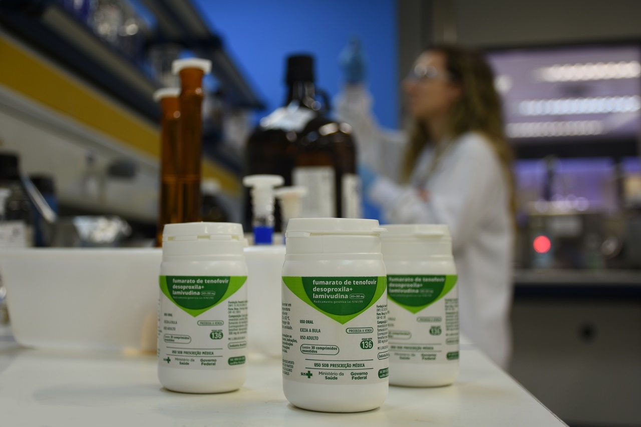 Produção de medicamentos contra o HIV em Farmanguinhos/Fiocruz