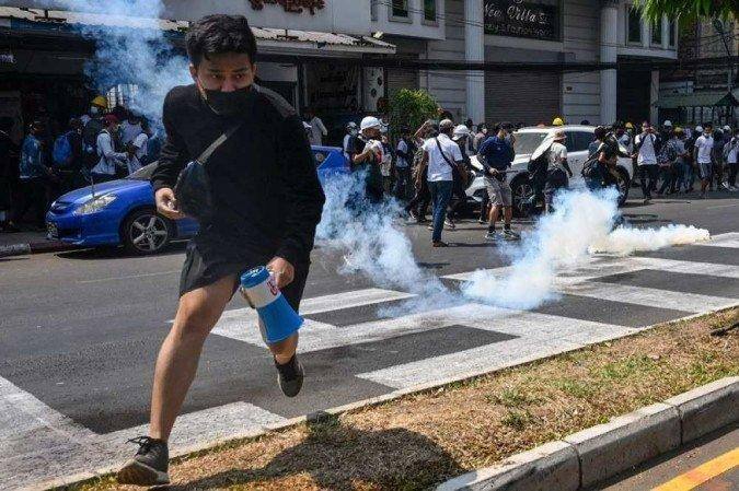 Protestos em Mianmar geraram confrontos com a polícia e mortes neste domingo