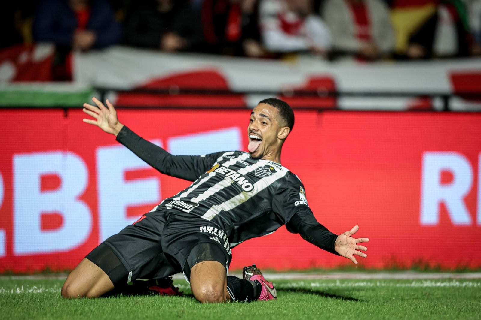 Rômulo comemora o gol da vitória de 2 a 1 sobre o Inter, em Criciúma, já nos acréscimos