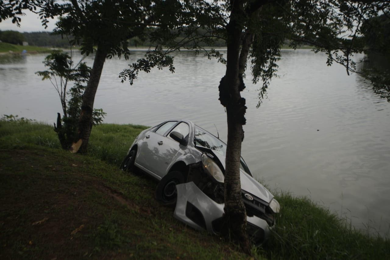 Carro quase caiu na lagoa