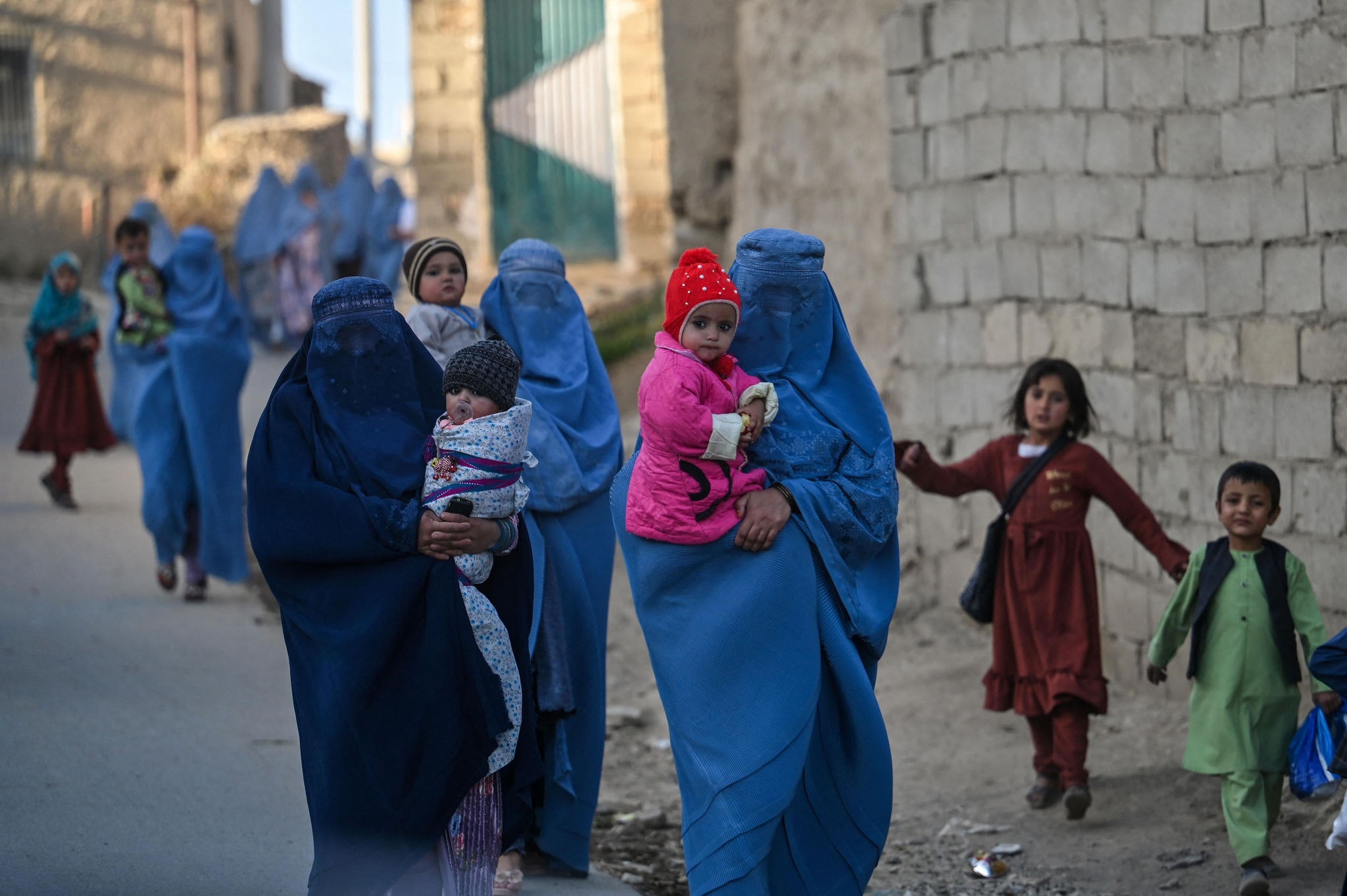 Mulheres caminham pelas ruas do Afeganistão