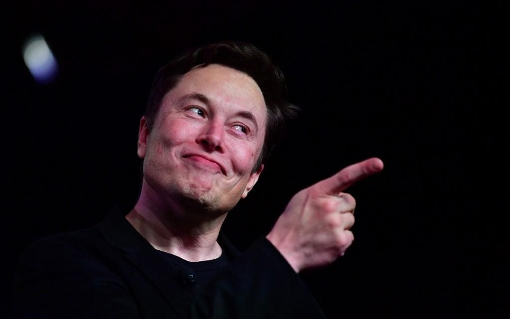 Depois do sucesso do ChatGPT, Musk reuniu em junho de 2023 uma equipe para desenvolver um modelo de IA concorrente. Em novembro, a xAI apresentou a primeira versão de Grok, um ano após o ChatGPT ser lançado. O bilionário havia participado da fundação da OpenAI, mas saiu após divergências sobre a direção da startup