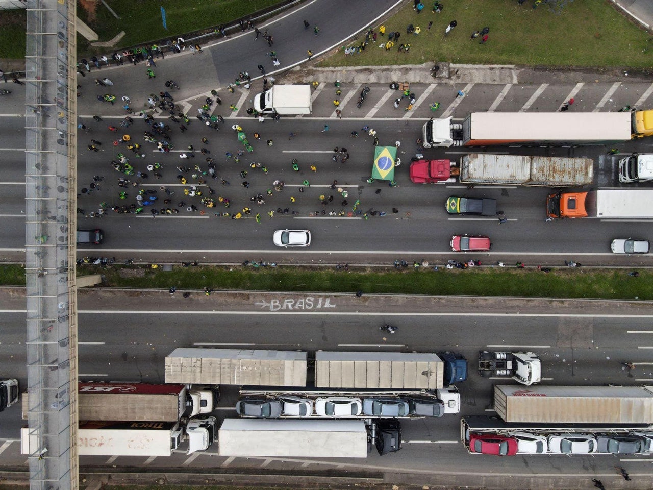 Manifestantes bloqueiam a Rodovia Castelo Branco, em São Paulo