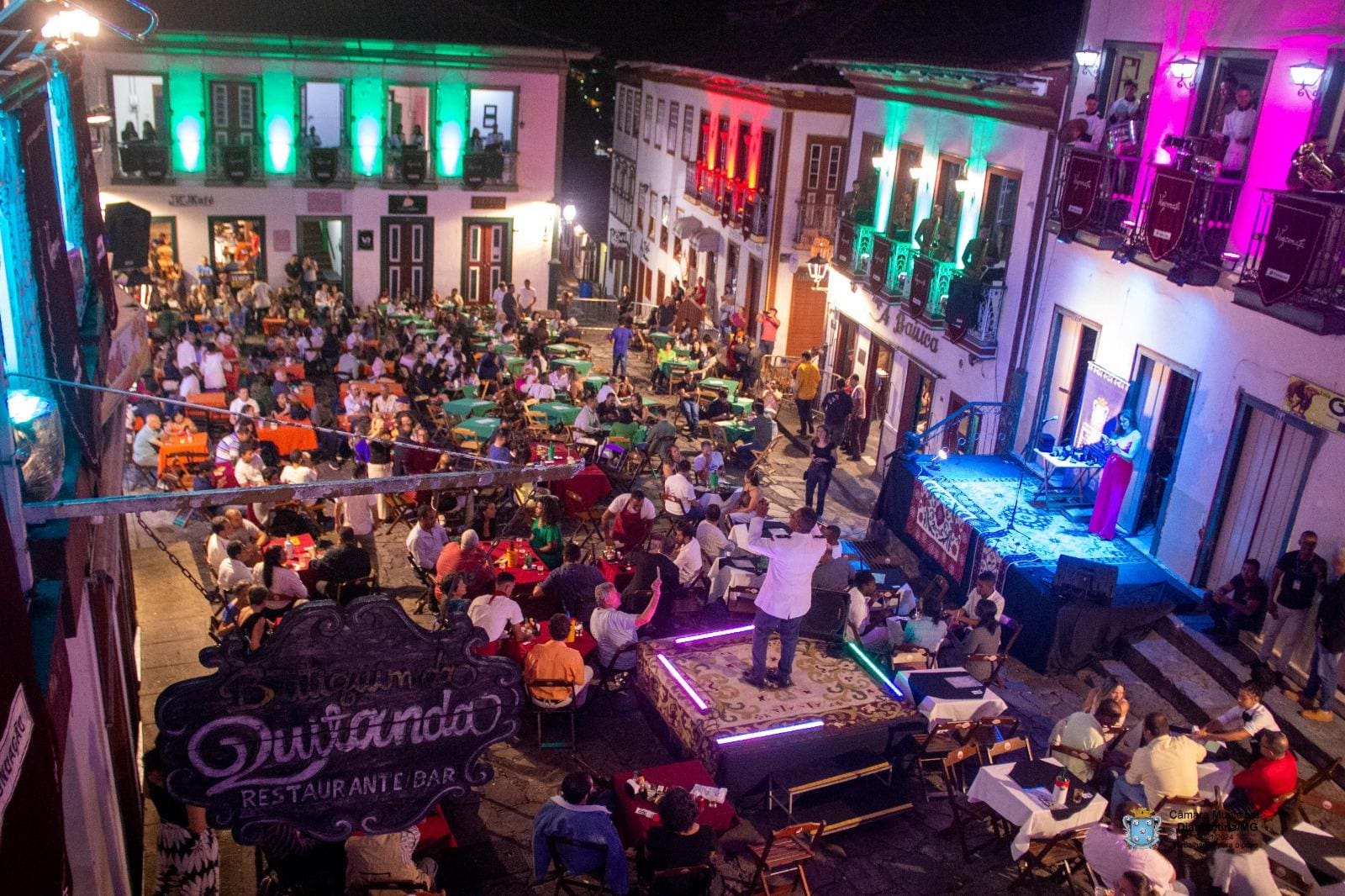 Vesperata: o maestro e o público na rua da Quitanda e os músicos na fachada dos sobrados