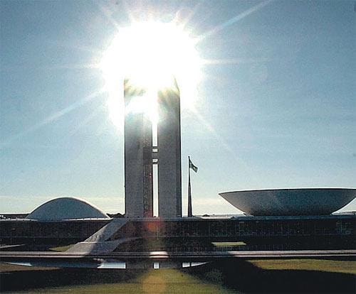 Sede do Congresso Nacional; à esquerda, Senado, à direita, Câmara